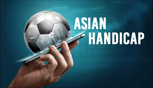 En mand holder en visualisering af en fodbold i hånden på en telefon med påskriften - Asiatisk handicap